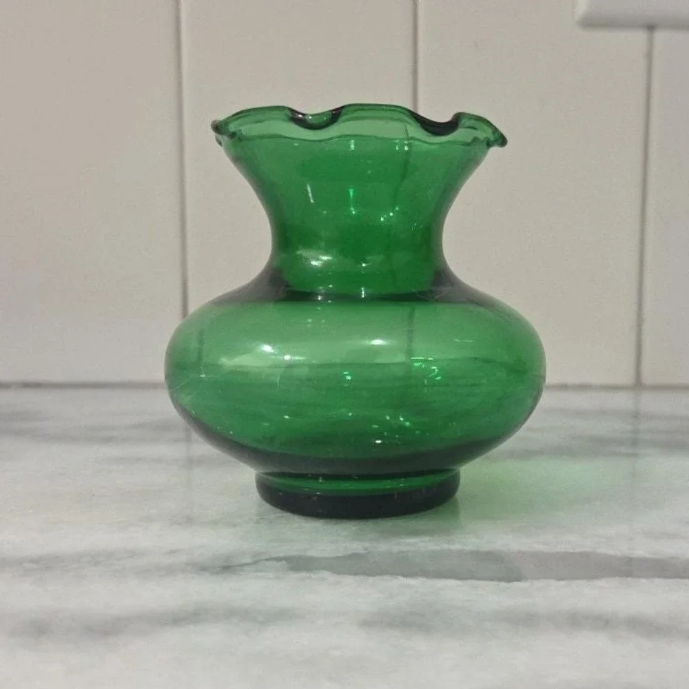 Anchor Hocking Emerald Green Glass Bud Vase, Vintage‎ Ruffled Edge, Centerpiece